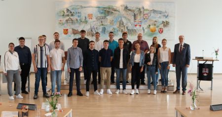 v.l. Elke Kleibrink (Ausbildungsbetreuung), Denis Hiebert, Thilo Steins, Paul Szymczak, Daniel Schadomsky, Jason Schmidt, Max Cramer-Fehring, Dominik Loos, Marcel Duttmann, Liam Ulitzner, Gerrit Becker, Paul Groth, Nils Mönnekes, Fabian Casties, Ina Pollmann, Michael Korsikowski, Marie May, Lisa-Marie Eschen, Carolin Sake (Ausbildungsleitung), Dr. Ulrich Conradi (Kreisdirektor)  Foto: Kreis Paderborn